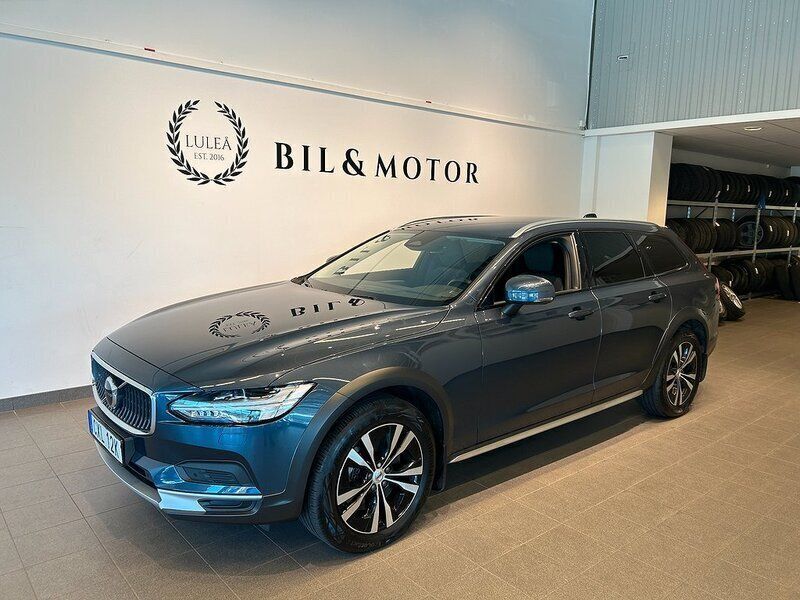 Mörkblå (blå) Begagnad 2021 Volvo V90 CC Kombi | 449 900 kr (Dyr) - Bild 1/4