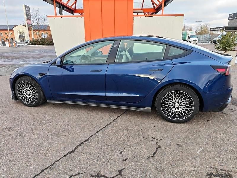 Begagnad Tesla Model 3 Long Range AWD 323 kW (440 HK) 2022 Blå metallic Sedan