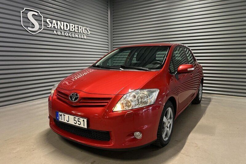 Mörkröd Begagnad 2012 Toyota Auris Plus Halvkombi | 69 500 kr (Lite dyr) - Bild 1/4