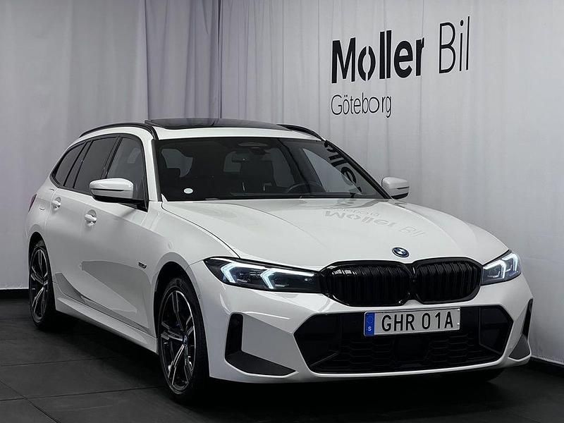 Vit Begagnad 2023 BMW 330e M Sport Kombi | 397 900 kr - Bild 1/4