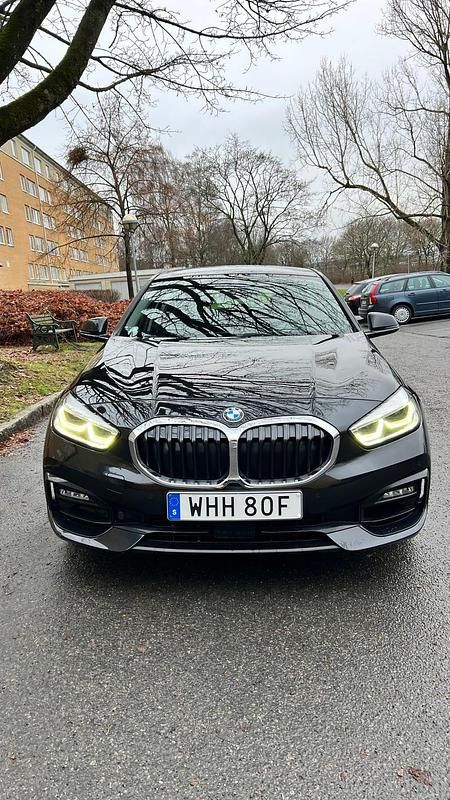 Begagnad 2020 BMW 118 Halvkombi | 220 000 kr (Marknadspris) - Bild 1/4
