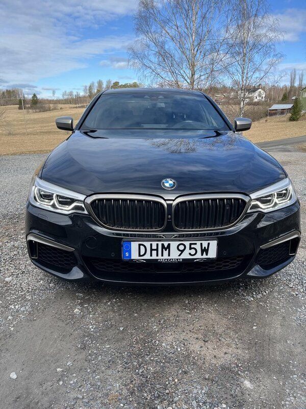 Svart Begagnad 2018 BMW M550 Sedan | 490 000 kr (Lite dyr) - Bild 1/4