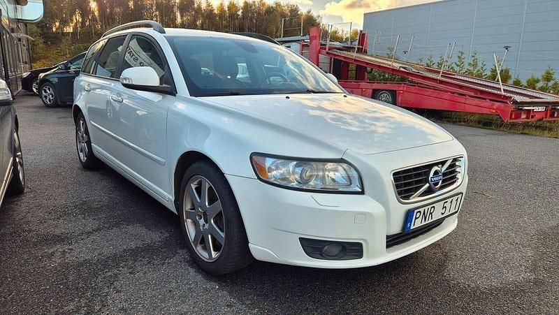Vit Begagnad 2010 Volvo V50 Momentum Kombi | 39 900 kr (Bra pris) - Bild 1/4