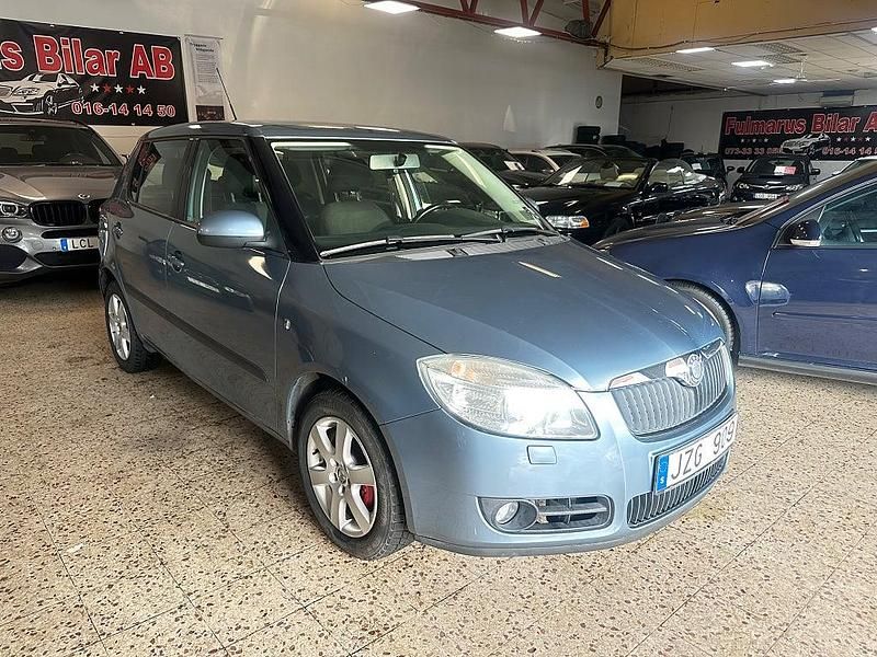 Ljusgrå Begagnad 2009 Skoda Fabia Halvkombi | 39 900 kr (Marknadspris) - Bild 1/4