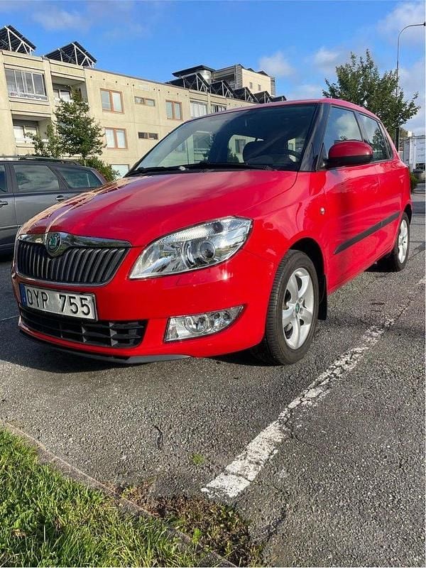 Röd Begagnad 2012 Skoda Fabia Elegance Halvkombi | 52 000 kr (Marknadspris) - Bild 1/4