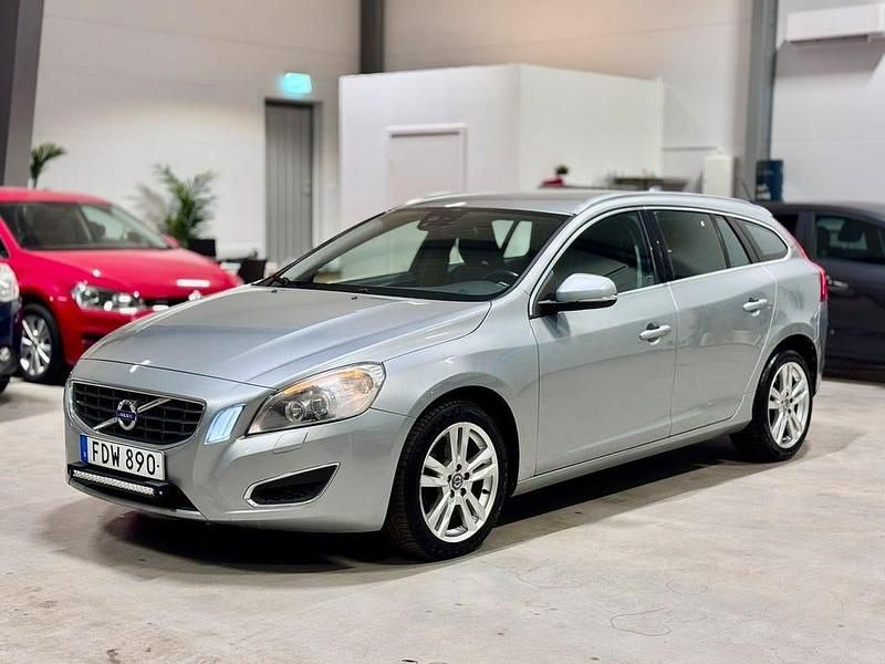 Silver Begagnad 2011 Volvo V60 Summum Kombi | 79 900 kr (Marknadspris) - Bild 1/4