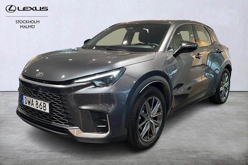 Grå Begagnad 2025 Lexus LBX SUV | 359 000 kr (Marknadspris) - Bild 1/4