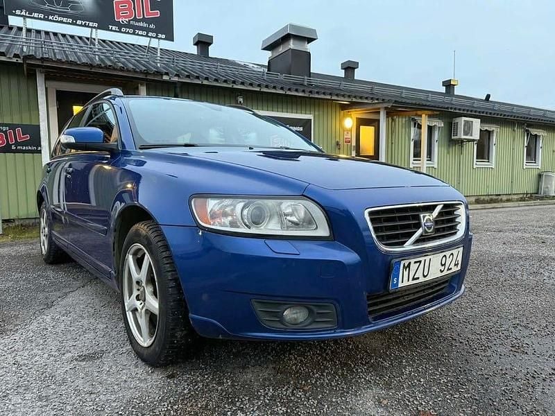 Blå Begagnad 2008 Volvo V50 Kinetic Kombi | 74 900 kr (Marknadspris) - Bild 1/4