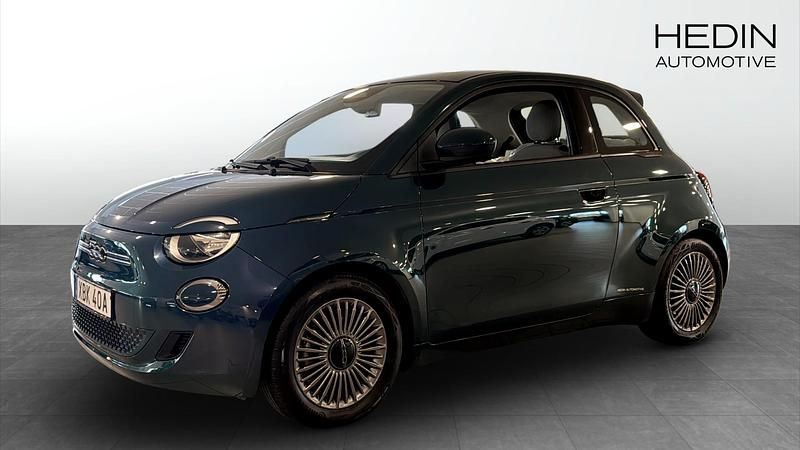 Grön (green) Begagnad 2022 Fiat 500e Icon Halvkombi | 199 900 kr (Marknadspris) - Bild 1/4
