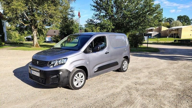 Grå Begagnad 2020 Peugeot Partner Minibuss | 145 000 kr (Marknadspris) - Bild 1/4
