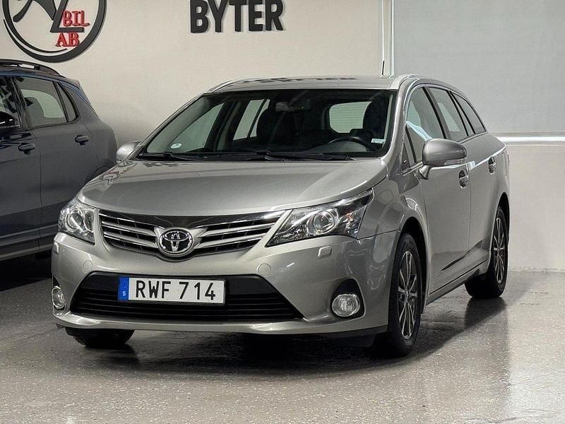 Ljusgrå Begagnad 2013 Toyota Avensis Business Edition Kombi | 114 900 kr (Marknadspris) - Bild 1/4