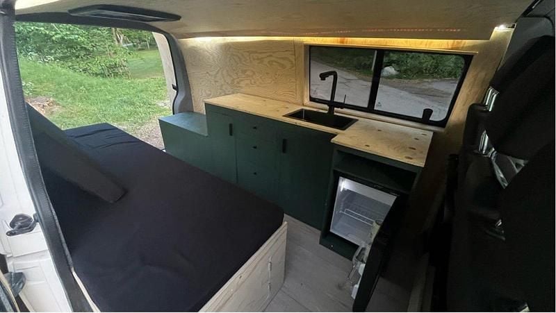 Vit Begagnad 2016 VW T6 Van | 160 000 kr (Marknadspris) - Bild 1/4