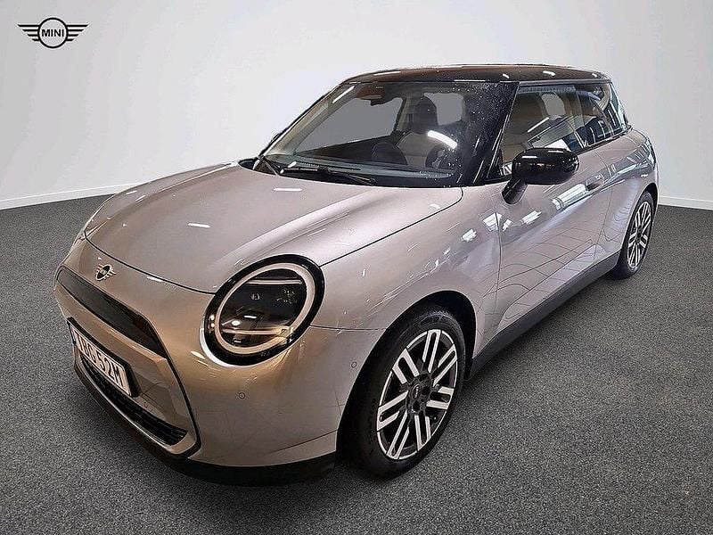 Grå Begagnad 2024 Mini Cooper Halvkombi | 349 900 kr - Bild 1/4