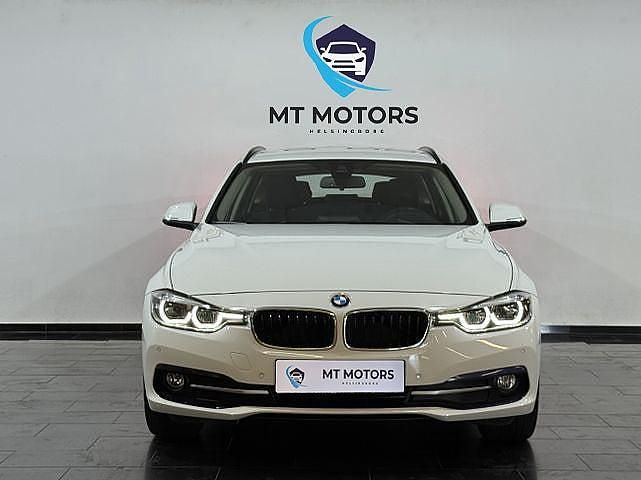 Vit Begagnad 2017 BMW 320 M Sport Kombi | 214 500 kr (Bra pris) - Bild 1/4