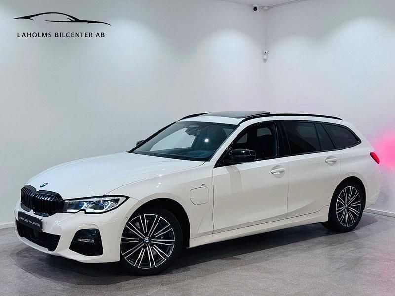 Vit Begagnad 2021 BMW 330e M Sport Kombi | 349 900 kr (Dyr) - Bild 1/4
