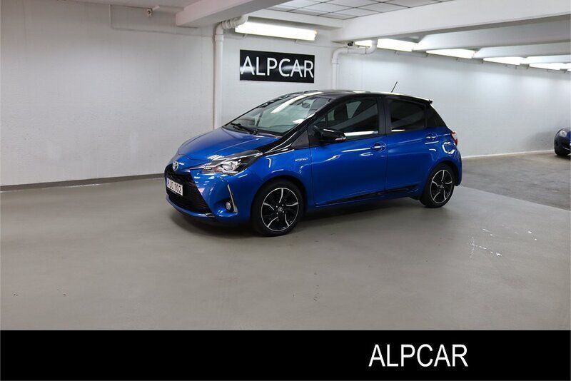 Blå Begagnad 2017 Toyota Yaris Hybrid Halvkombi | 139 900 kr (Lite dyr) - Bild 1/4