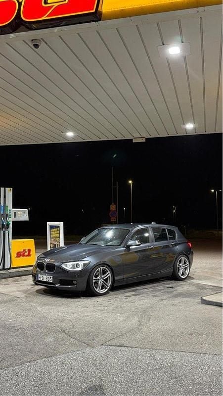 Grå Begagnad 2012 BMW 118 Halvkombi | 69 000 kr (Marknadspris) - Bild 1/4