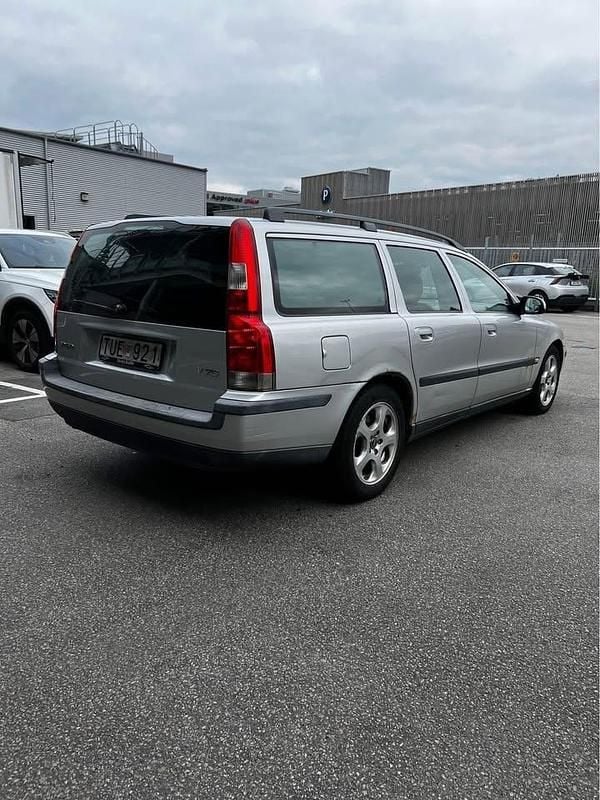 Grå Begagnad 2003 Volvo V70 Kombi | 35 000 kr (Lite dyr) - Bild 1/4