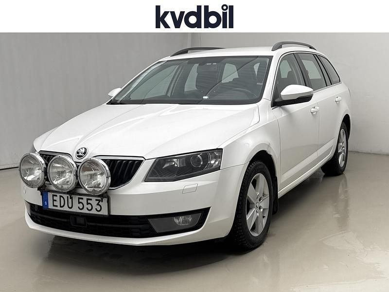 Vit Begagnad 2015 Skoda Octavia Halvkombi | 69 000 kr (Bra pris) - Bild 1/3