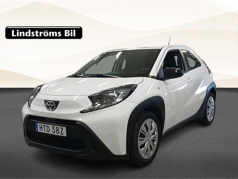 Vit Begagnad 2022 Toyota Aygo X-play Halvkombi | 164 000 kr (Marknadspris) - Bild 1/3