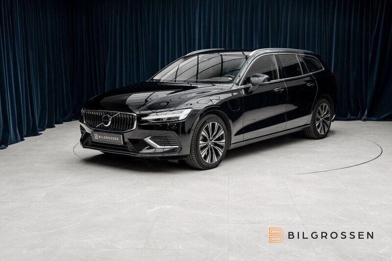 Svart Begagnad 2023 Volvo V60 Core Kombi | 399 900 kr (Marknadspris) - Bild 1/4