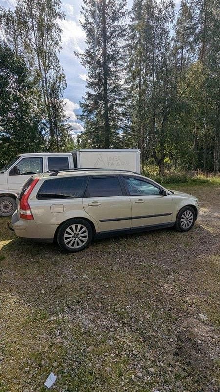 Grön Begagnad 2005 Volvo V50 Kinetic Kombi | 18 500 kr (Marknadspris) - Bild 1/4