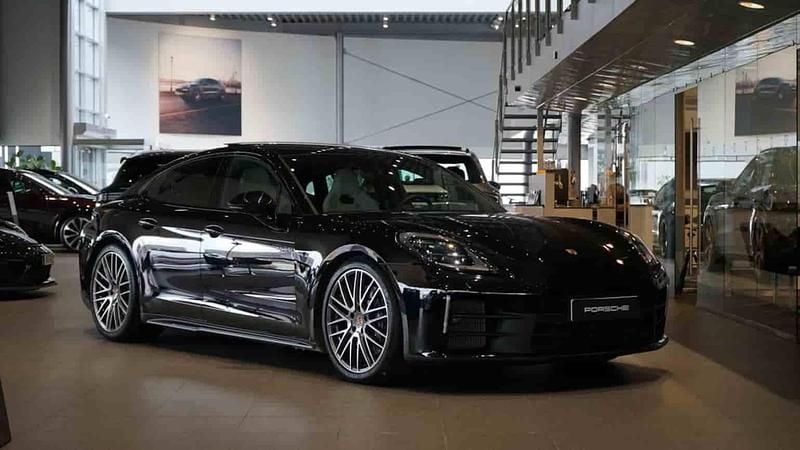 Svart Begagnad 2025 Porsche Panamera 4 Sedan | 1 295 000 kr - Bild 1/1
