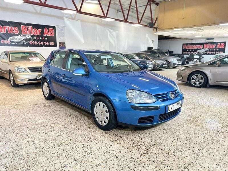 Blå Begagnad 2004 VW Golf IV Trendline Halvkombi | 39 900 kr (Lite dyr) - Bild 1/4