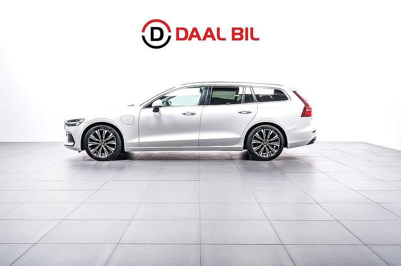 Vit Begagnad 2022 Volvo V60 Core Kombi | 339 700 kr (Marknadspris) - Bild 1/4