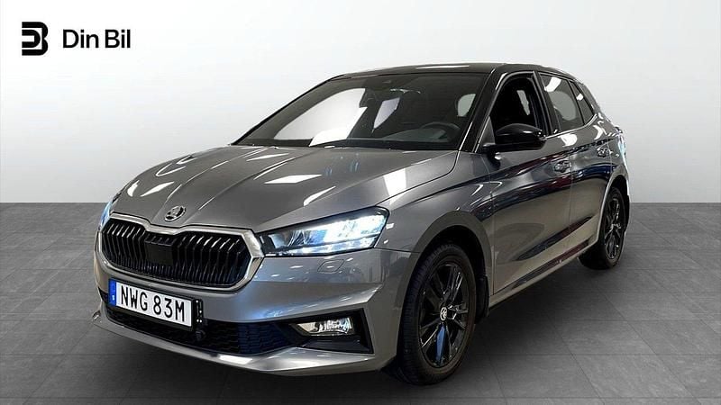 Grå Begagnad 2022 Skoda Fabia Style Halvkombi | 214 900 kr (Marknadspris) - Bild 1/4