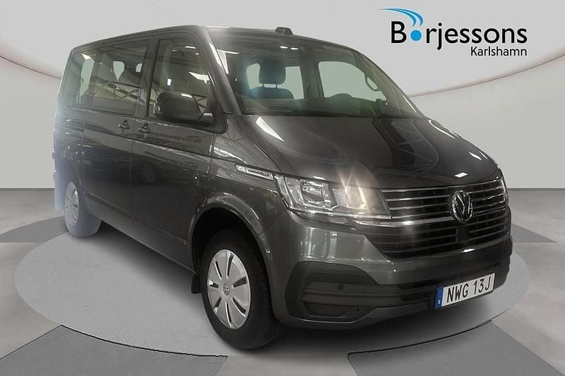 Grå Begagnad 2021 VW Caravelle Minibuss | 419 000 kr (Bra pris) - Bild 1/4