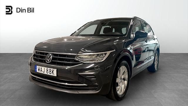 Grå Begagnad 2022 VW Tiguan Life SUV | 289 900 kr (Marknadspris) - Bild 1/4
