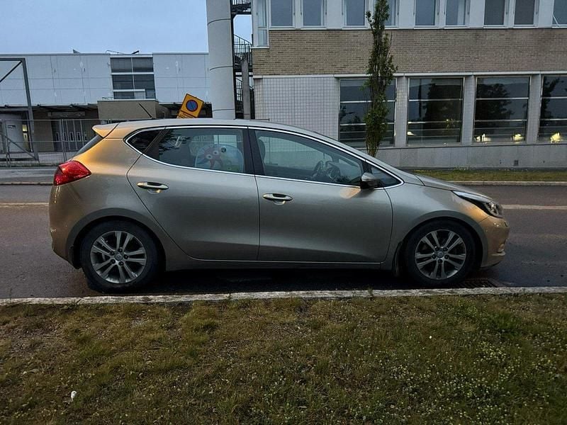 Silver Begagnad 2013 Kia Ceed 3 Halvkombi | 56 000 kr (Superpris) - Bild 1/4