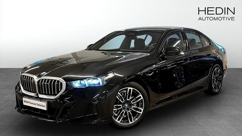 Begagnad 2025 BMW 530e M Sport Sedan | 494 960 kr (Bra pris) - Bild 1/4