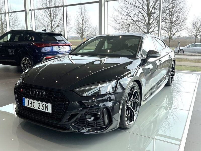 Svart (sebringschwarz kristallef) Ny 2025 Audi RS5 Sportback Performance Halvkombi | 1 526 400 kr - Bild 1/4