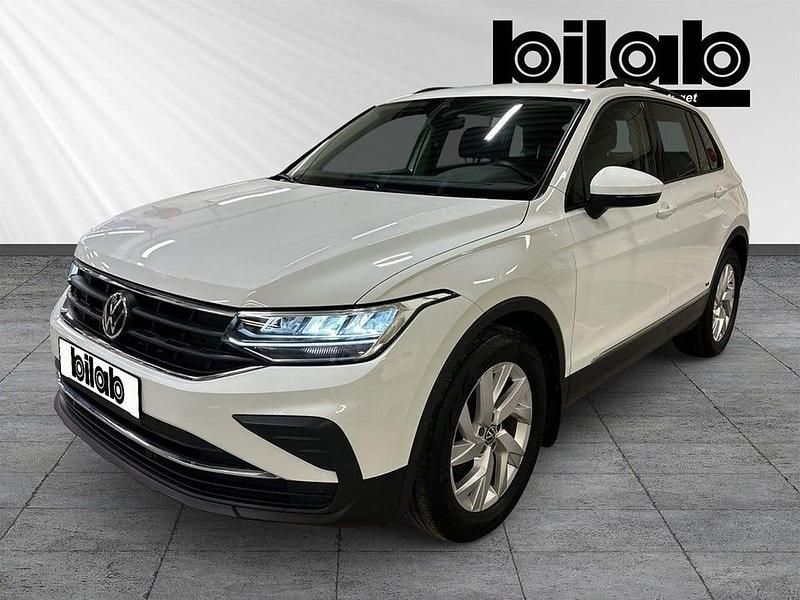 Vit Begagnad 2022 VW Tiguan SUV | 294 000 kr (Marknadspris) - Bild 1/4
