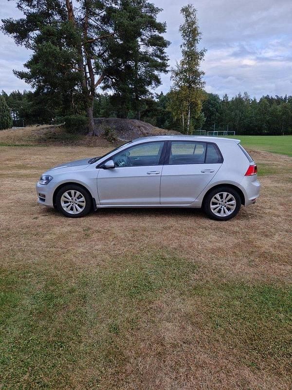 Silver Begagnad 2014 VW Golf VII Halvkombi | 79 000 kr (Bra pris) - Bild 1/4