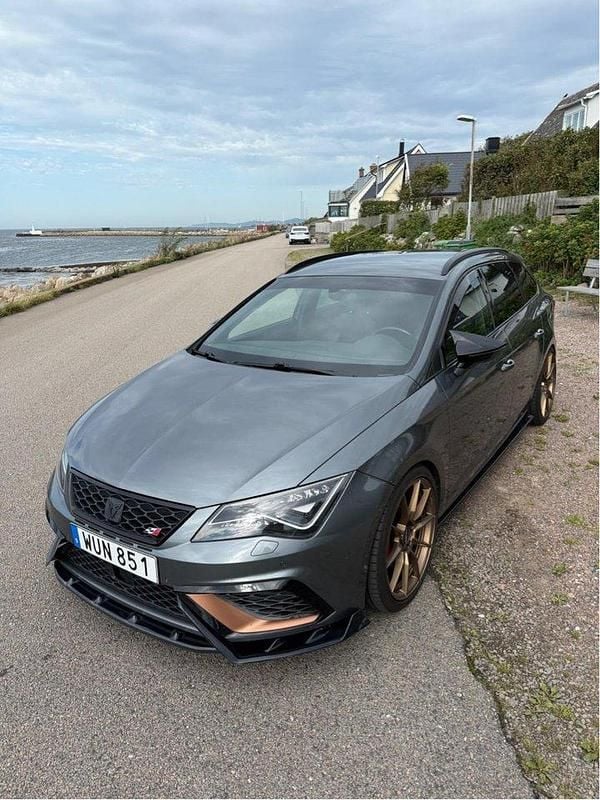 Grå Begagnad 2018 Cupra Leon Kombi | 265 000 kr (Lite dyr) - Bild 1/4