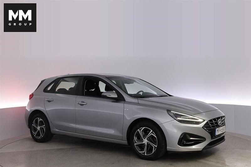 Grå Begagnad 2022 Hyundai i30 Advanced Halvkombi | 189 900 kr (Marknadspris) - Bild 1/4