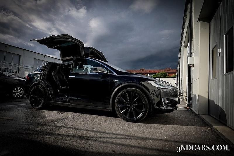 Begagnad Tesla Model X 386 kW (525 HK) 2018 Svart SUV