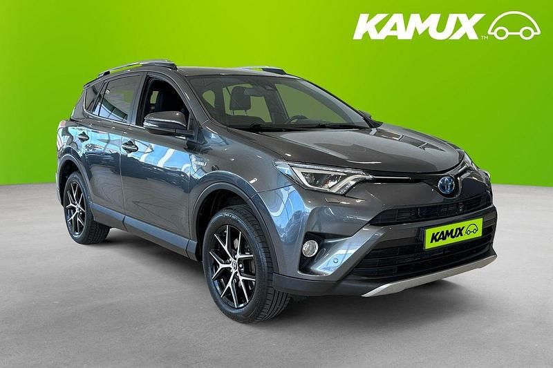 Silver/grå Begagnad 2016 Toyota RAV4 Hybrid SUV | 198 700 kr (Marknadspris) - Bild 1/4