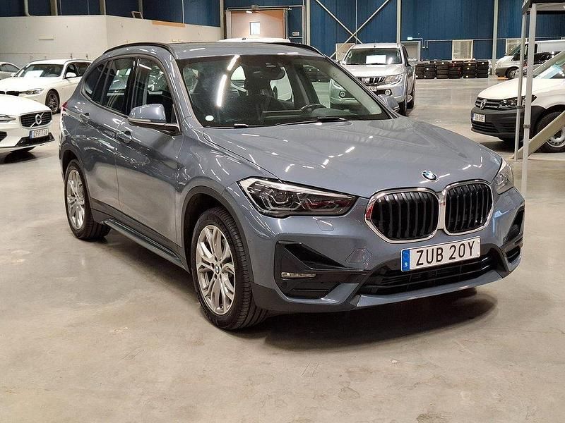 Mörkgrå Begagnad 2020 BMW X1 Sport Line SUV | 249 900 kr (Marknadspris) - Bild 1/4