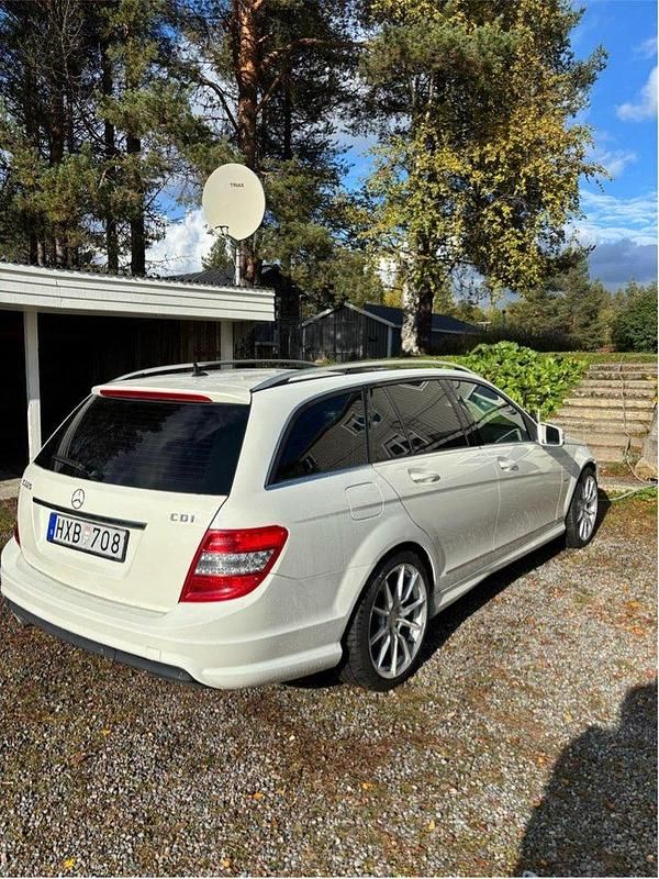 Vit Begagnad 2009 Mercedes C220 Avantgarde Kombi | 79 000 kr (Marknadspris) - Bild 1/4