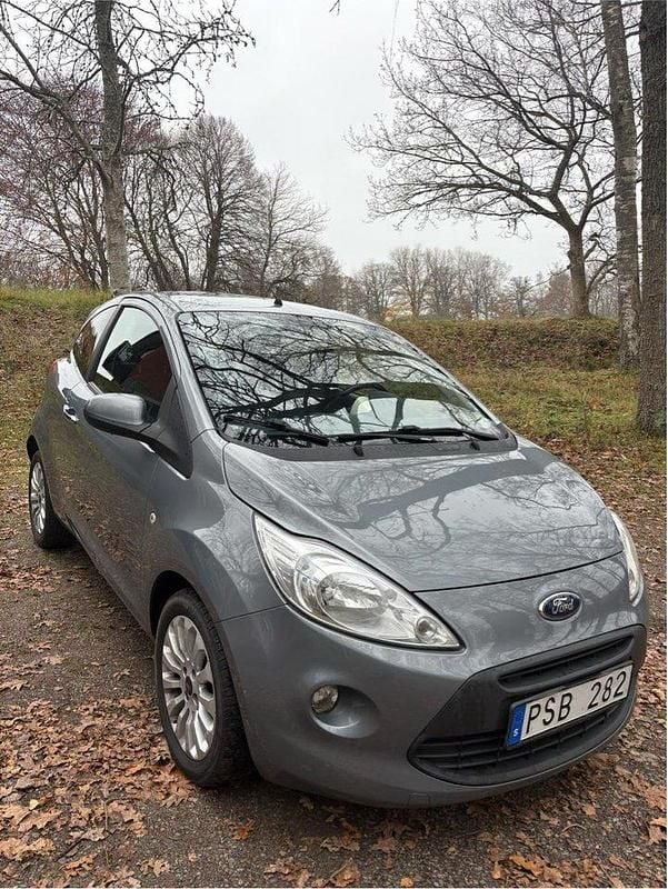 Grå Begagnad 2011 Ford Ka Titanium Halvkombi | 27 000 kr (Marknadspris) - Bild 1/4