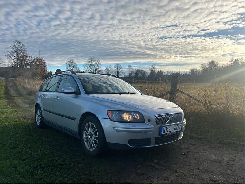 Silver Begagnad 2005 Volvo V50 Kombi | 5 000 kr (Superpris) - Bild 1/4