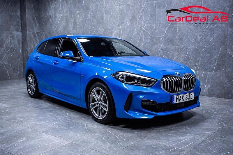 Blå Begagnad 2020 BMW 118 M Sport Halvkombi | 232 800 kr (Lite dyr) - Bild 1/4