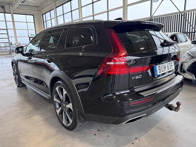 Begagnad Volvo V60 CC Momentum 190 HK (139 kW) 2019 Svart Kombi