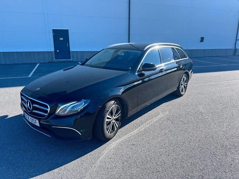 Svart Begagnad 2020 Mercedes E220 Avantgarde Kombi | 98 750 kr - Bild 1/4