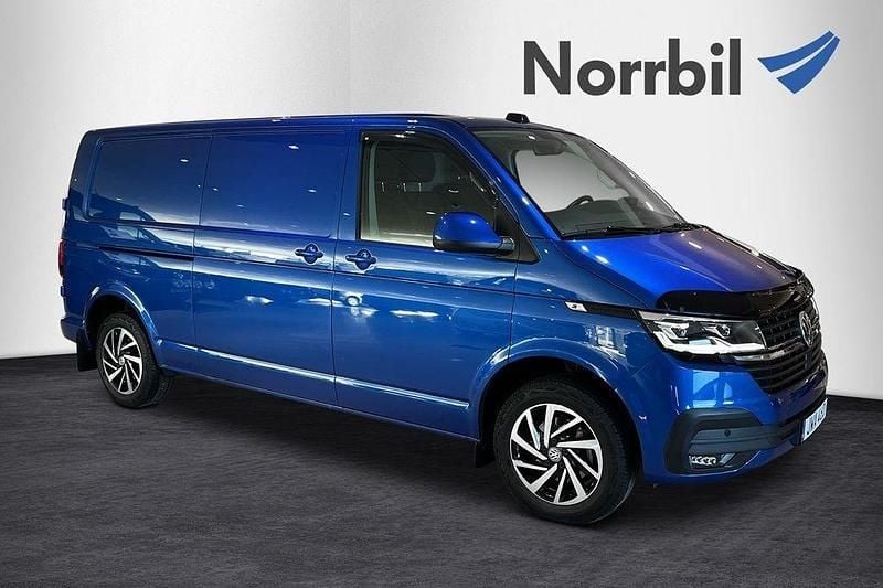Blå (ravennablü metallic) Begagnad 2024 VW T6.1 Van | 519 000 kr (Bra pris) - Bild 1/4
