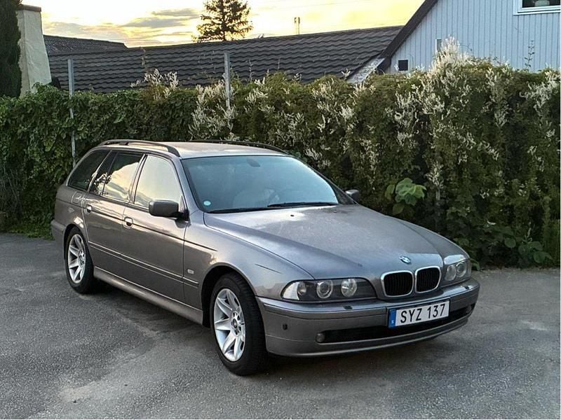 Grå Begagnad 2002 BMW 525 Kombi | 35 000 kr - Bild 1/4